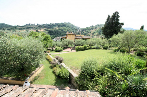 Prestigiosa tenuta con ampio parco piscina e vigneto in vendita a Poggio a Caiano