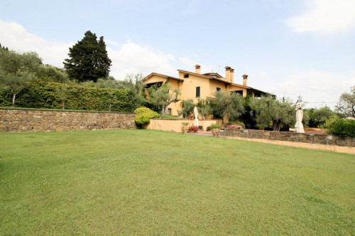 Prestigiosa tenuta con ampio parco piscina e vigneto in vendita a Poggio a Caiano
