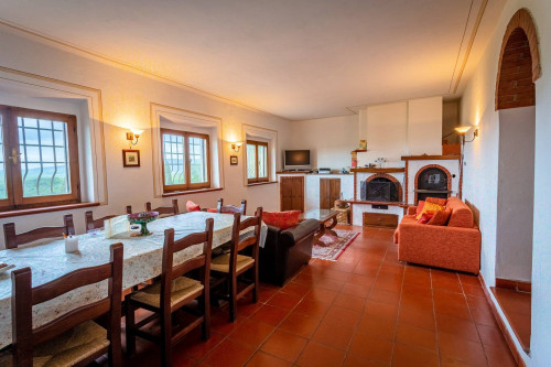 Casale ristrutturato con vista panoramica parco e piscina in vendita a Volterra