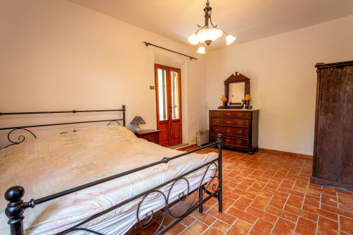 Casale ristrutturato con vista panoramica parco e piscina in vendita a Volterra