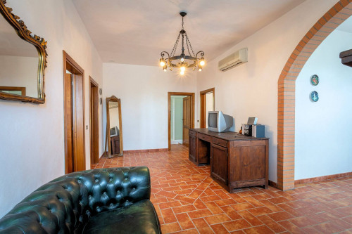 Casale ristrutturato con vista panoramica parco e piscina in vendita a Volterra
