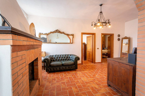 Casale ristrutturato con vista panoramica parco e piscina in vendita a Volterra