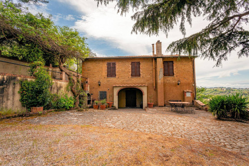 Casale ristrutturato con vista panoramica parco e piscina in vendita a Volterra