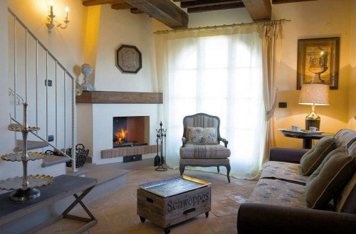 Porzione terratetto di villa bifamiliare con giardino privato e piscina condominiale in vendita a Chianni
