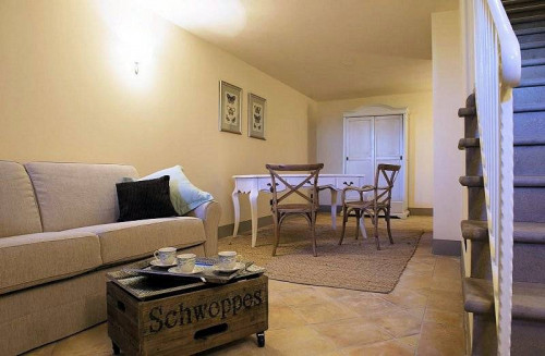 Porzione terratetto di villa bifamiliare con giardino privato e piscina condominiale in vendita a Chianni