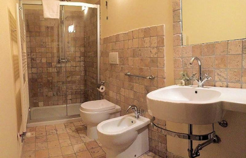Porzione terratetto di villa bifamiliare con giardino privato e piscina condominiale in vendita a Chianni