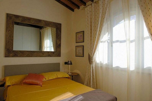 Porzione terratetto di villa bifamiliare con giardino privato e piscina condominiale in vendita a Chianni