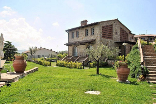 Porzione terratetto di villa bifamiliare con giardino privato e piscina condominiale in vendita a Chianni