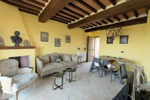 Porzione terratetto di villa bifamiliare con giardino privato e piscina condominiale in vendita a Chianni