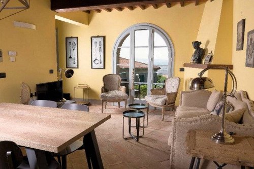 Porzione terratetto di villa bifamiliare con giardino privato e piscina condominiale in vendita a Chianni