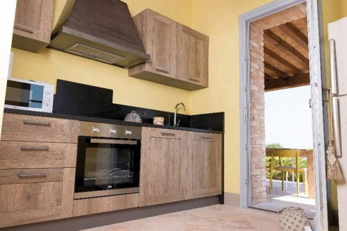 Porzione terratetto di villa bifamiliare con giardino privato e piscina condominiale in vendita a Chianni