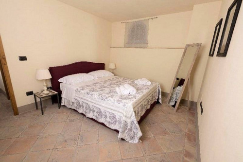 Porzione terratetto di villa bifamiliare con giardino privato e piscina condominiale in vendita a Chianni