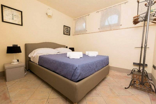 Porzione terratetto di villa bifamiliare con giardino privato e piscina condominiale in vendita a Chianni