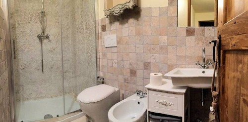 Porzione terratetto di villa bifamiliare con giardino privato e piscina condominiale in vendita a Chianni