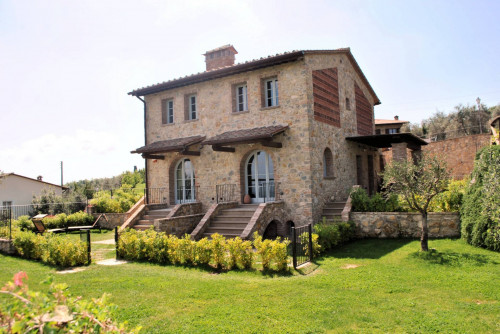 Porzione terratetto di villa bifamiliare con giardino privato e piscina condominiale in vendita a Chianni