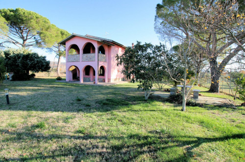 Podere ex Ente Maremma ristrutturato con ampio terreno in vendita a Roccastrada