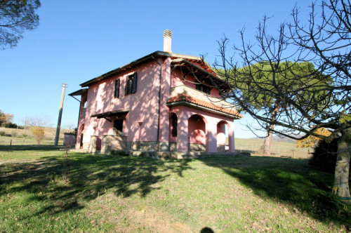 Podere ex Ente Maremma ristrutturato con ampio terreno in vendita a Roccastrada