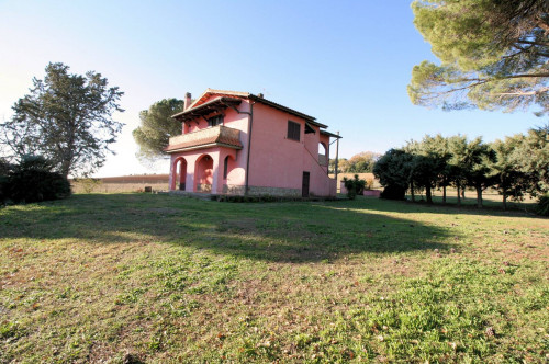 Podere ex Ente Maremma ristrutturato con ampio terreno in vendita a Roccastrada