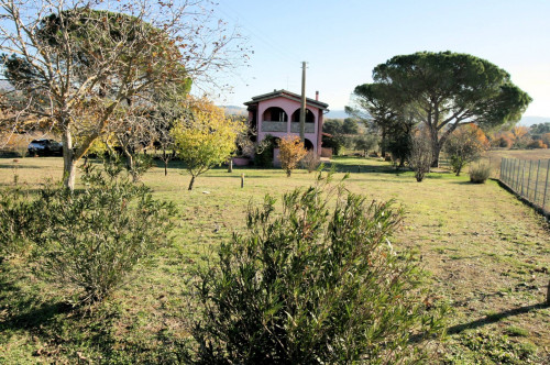 Podere ex Ente Maremma ristrutturato con ampio terreno in vendita a Roccastrada