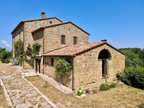 Casale in stile Toscano con terreno e vista panoramica in vendita a Pitigliano
