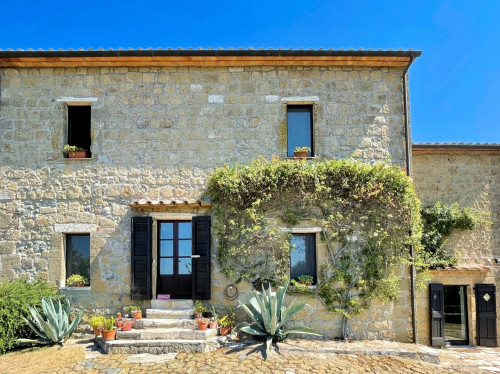 Casale in stile Toscano con terreno e vista panoramica in vendita a Pitigliano