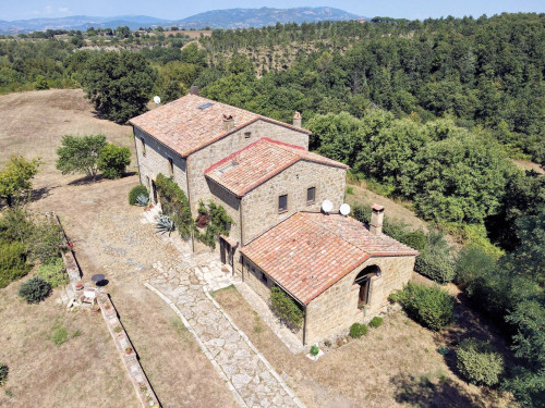 Casale in stile Toscano con terreno e vista panoramica in vendita a Pitigliano
