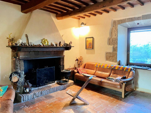Casale in stile Toscano con terreno e vista panoramica in vendita a Pitigliano