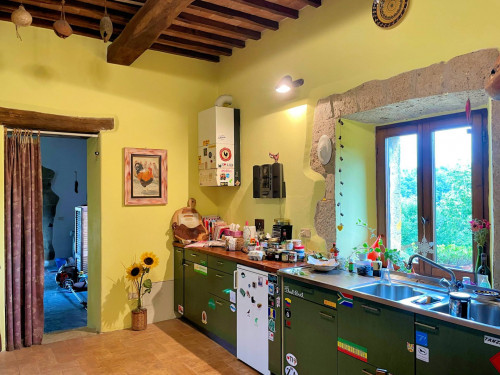 Casale in stile Toscano con terreno e vista panoramica in vendita a Pitigliano
