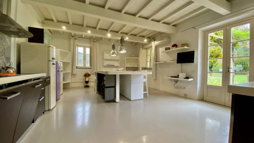Casale ristrutturato con parco e piscina in vendita a Lucca