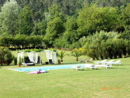 Casale ristrutturato con parco e piscina in vendita a Lucca