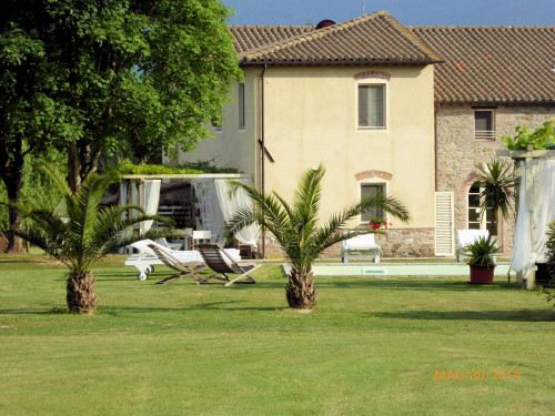 Casale ristrutturato con parco e piscina in vendita a Lucca