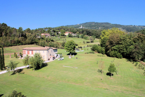 Casale ristrutturato con parco e piscina in vendita a Lucca