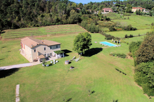 Casale ristrutturato con parco e piscina in vendita a Lucca