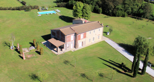 Casale ristrutturato con parco e piscina in vendita a Lucca