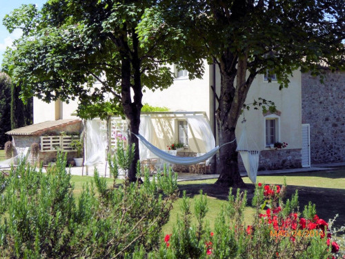 Casale ristrutturato con parco e piscina in vendita a Lucca