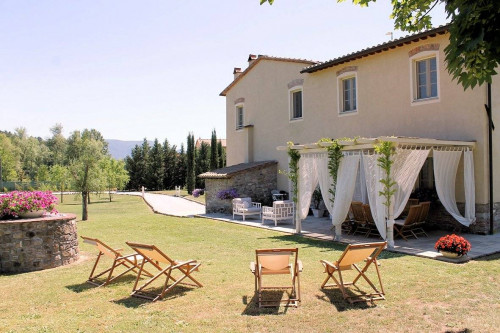 Casale ristrutturato con parco e piscina in vendita a Lucca