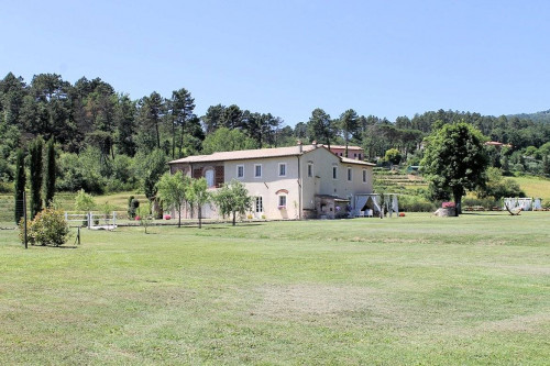 Casale ristrutturato con parco e piscina in vendita a Lucca