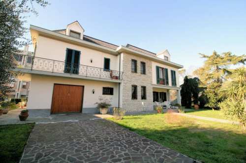 Villa singola con ampio giardino in vendita a Santa Croce sull'Arno