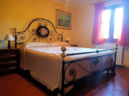 Casale in stile Toscano con terreno e vista panoramica in vendita a Roccastrada