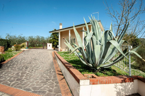 Appartamento in bifamiliare con giardino privato e depemdance in vendita a Santa Maria a Monte
