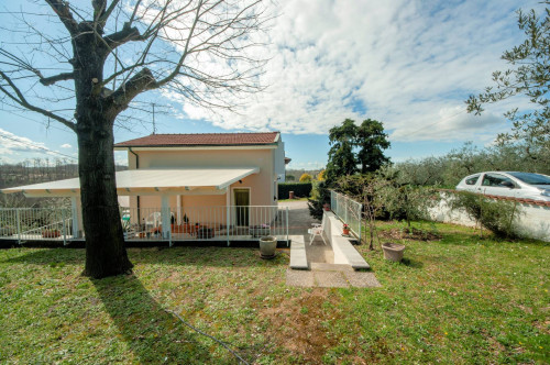 Appartamento in bifamiliare con giardino privato e depemdance in vendita a Santa Maria a Monte