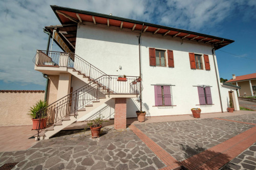 Appartamento in bifamiliare con giardino privato e depemdance in vendita a Santa Maria a Monte