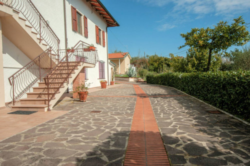Appartamento in bifamiliare con giardino privato e depemdance in vendita a Santa Maria a Monte