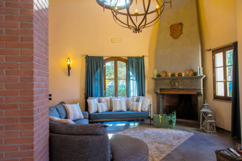 Bellissimo casale in stile Toscano con parco e piscina in vendita a Peccioli