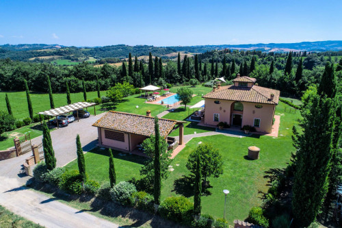Bellissimo casale in stile Toscano con parco e piscina in vendita a Peccioli