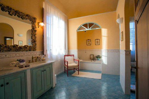 Bellissima villa in stile Toscano con parco e piscina con suggestiva vista panoramica in vendita a Peccioli