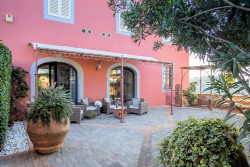 Bellissima villa in stile Toscano con parco e piscina con suggestiva vista panoramica in vendita a Peccioli