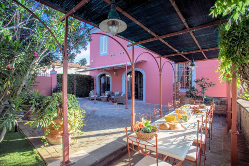 Bellissima villa in stile Toscano con parco e piscina con suggestiva vista panoramica in vendita a Peccioli