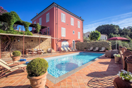 Bellissima villa in stile Toscano con parco e piscina con suggestiva vista panoramica in vendita a Peccioli