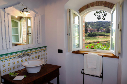 Azienda agricola composta da diversi fabbricati e  ampio terreno seminativo e in parte a vigneto in vendita a San Miniato